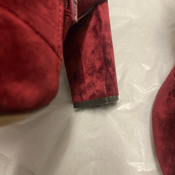 BCBG Generation Women's Velvet Burgundy Ankle Heeled Boots 7 Round Toe Booties. - Picture 7 of 7